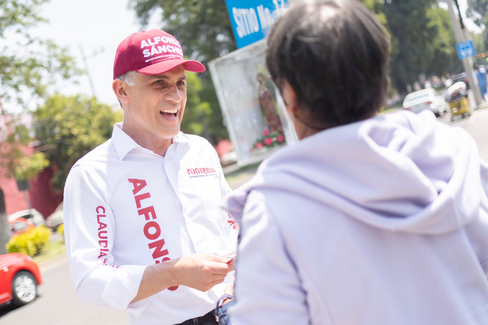 En calles y cruceros de la capital de Tlaxcala, Alfonso Sánchez recibe el respaldo ciudadano